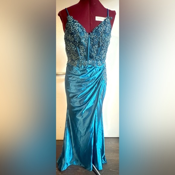 Elegant Blue Embellished Gown Size 10 - Picture 1 of 13